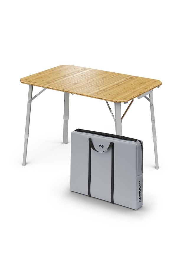 GO 캠핑 테이블(뱀부)는 캠핑과 아웃도어 활동에 적합한 미디엄 사이즈의 접이식 테이블입니다. 뱀부 상판과 알루미늄 프레임의 견고한 조합으로 제작되었으며, 3단계 높이 조절 기능과 안전 잠금장치를 갖춰 편리함을 더했습니다. 우드와 실버 컬러의 조화로운 디자인에 무지 패턴으로 깔끔함을 더했으며, 최대 50kg의 하중을 견딜 수 있습니다. 전용 캐리백이 포함되어 휴대와 보관이 용이하며, 사계절 캐주얼 & 아웃도어 스타일을 연출합니다.
