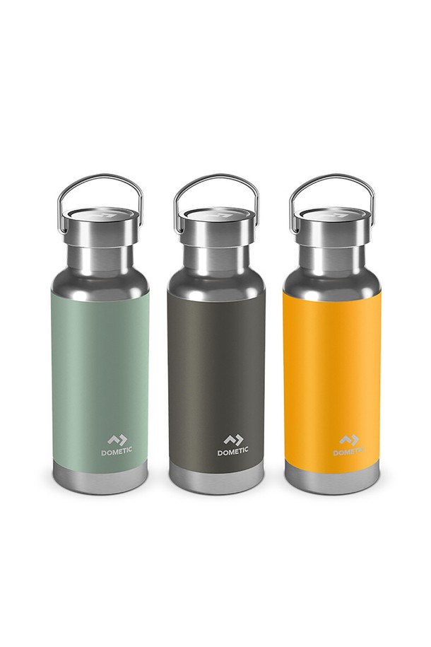 써모 보틀 48 480ml는 Moss, Ore, Glow 세 가지 세련된 색상으로 출시된 스테인리스스틸 보틀입니다. 이중벽 진공 단열 방식으로 최대 12시간 보온, 24시간 보냉이 가능하며, 일체형 손잡이, 누수 방지 기능, 와이드 마우스, 컵홀더 호환, 식기세척기 사용 등 편리한 사용성을 자랑합니다. 캠핑, 하이킹, 피싱, 일상생활 등 다양한 용도로 활용 가능하며, 슬림하고 컴팩트한 디자인과 인체공학적 그립으로 휴대성이 뛰어납니다.
