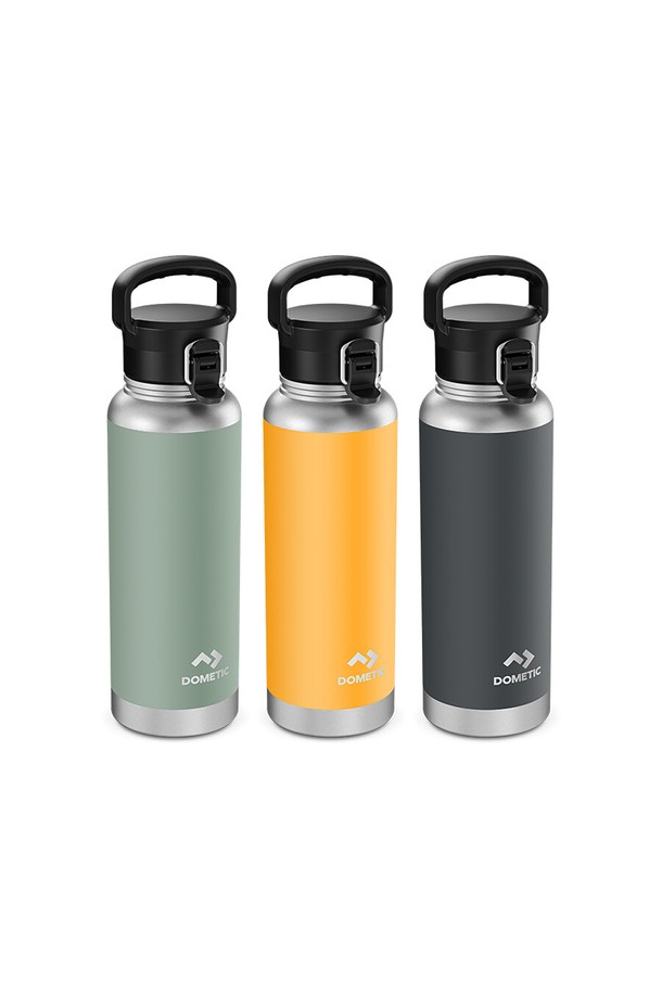 **써모 보틀 120 1200ml**는 캠핑, 하이킹, 피싱, 피크닉 등 아웃도어 활동에 적합한 스테인리스 스틸 보틀입니다. Moss, Glow, Slate의 세련된 3가지 컬러로 출시되었으며, 12시간 이상 보온, 24시간 이상 보냉이 가능한 뛰어난 기능성을 자랑합니다. 이중벽 단열 구조, 넓은 입구, 원터치 플립캡(120ml 모델)과 일체형 손잡이, 잠금 링 등의 디테일로 편리함과 안전성을 더했습니다.

