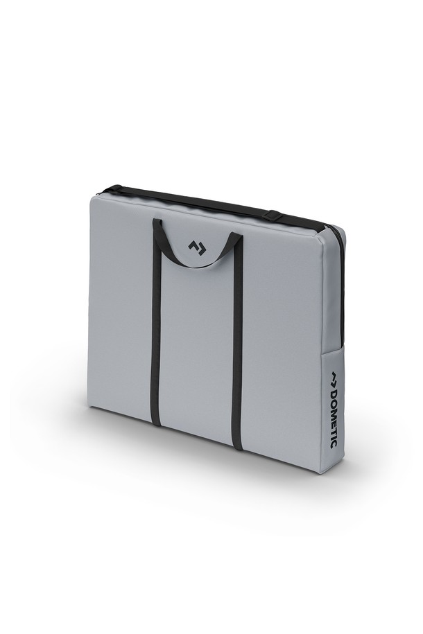 GO 캠핑 테이블(뱀부)는 캠핑과 아웃도어 활동에 적합한 미디엄 사이즈의 접이식 테이블입니다. 뱀부 상판과 알루미늄 프레임의 견고한 조합으로 제작되었으며, 3단계 높이 조절 기능과 안전 잠금장치를 갖춰 편리함을 더했습니다. 우드와 실버 컬러의 조화로운 디자인에 무지 패턴으로 깔끔함을 더했으며, 최대 50kg의 하중을 견딜 수 있습니다. 전용 캐리백이 포함되어 휴대와 보관이 용이하며, 사계절 캐주얼 & 아웃도어 스타일을 연출합니다.
