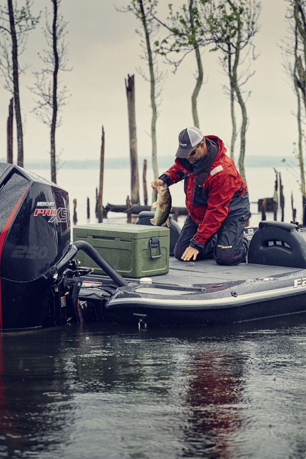 쿨아이스 CI 42 나토그린 아이스박스는 43L 용량으로 낚시, 캠핑, 소풍 등 다양한 야외 활동에 적합합니다. LLDPE와 PU 소재를 사용하여 뛰어난 단열, 방수, 보온 기능을 제공하며, 원핸드 잠금장치, 미로형 뚜껑, 고강도 스테인레스 힌지 등 사용 편리성과 내구성을 높였습니다.  1L 생수 24병을 수납할 수 있으며, 수일간 얼음을 보관 가능한 쿨링 성능과 식품 등급 안전 소재로 안심하고 사용할 수 있습니다.
