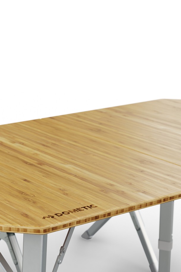 GO 캠핑 테이블(뱀부)는 캠핑과 아웃도어 활동에 적합한 미디엄 사이즈의 접이식 테이블입니다. 뱀부 상판과 알루미늄 프레임의 견고한 조합으로 제작되었으며, 3단계 높이 조절 기능과 안전 잠금장치를 갖춰 편리함을 더했습니다. 우드와 실버 컬러의 조화로운 디자인에 무지 패턴으로 깔끔함을 더했으며, 최대 50kg의 하중을 견딜 수 있습니다. 전용 캐리백이 포함되어 휴대와 보관이 용이하며, 사계절 캐주얼 & 아웃도어 스타일을 연출합니다.
