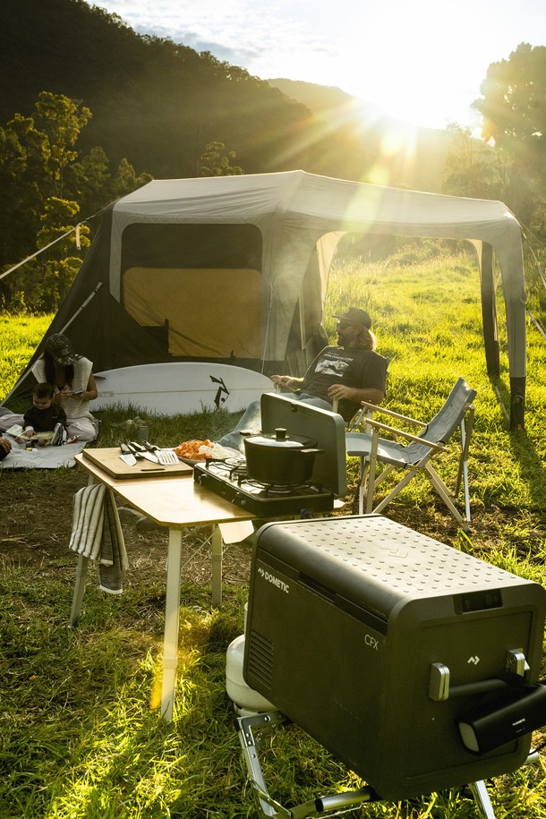 GO 캠핑 테이블(뱀부)는 캠핑과 아웃도어 활동에 적합한 미디엄 사이즈의 접이식 테이블입니다. 뱀부 상판과 알루미늄 프레임의 견고한 조합으로 제작되었으며, 3단계 높이 조절 기능과 안전 잠금장치를 갖춰 편리함을 더했습니다. 우드와 실버 컬러의 조화로운 디자인에 무지 패턴으로 깔끔함을 더했으며, 최대 50kg의 하중을 견딜 수 있습니다. 전용 캐리백이 포함되어 휴대와 보관이 용이하며, 사계절 캐주얼 & 아웃도어 스타일을 연출합니다.
