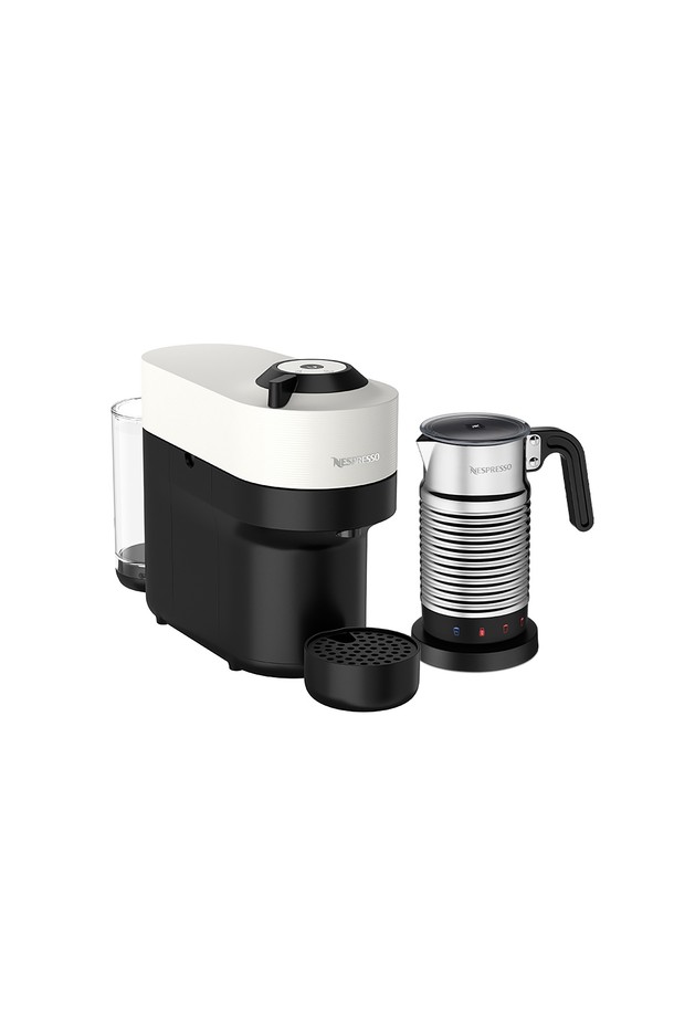 버츄오 팝 GCV2 에스프레소 캡슐커피머신 코코넛 화이트 + 에어로치노4는 컴팩트한 사이즈와 직관적인 디자인으로 간편하게 에스프레소를 즐길 수 있게 해줍니다. 자동 바코드 인식 시스템과 회전 추출 방식을 통해 최적의 커피 맛을 구현하며, 30초 예열로 빠른 사용이 가능합니다. 아이스/라테 모드 및 자동 전원 차단, 절전 모드 기능이 탑재되어 있으며, 에어로치노4를 함께 사용하여 더욱 풍성한 라테와 카푸치노를 만들 수 있습니다. 구성품으로 커피머신, 에어로치노4, 웰컴 캡슐 12개가 제공되어, 다양한 레시피를 경험할 수 있습니다.
