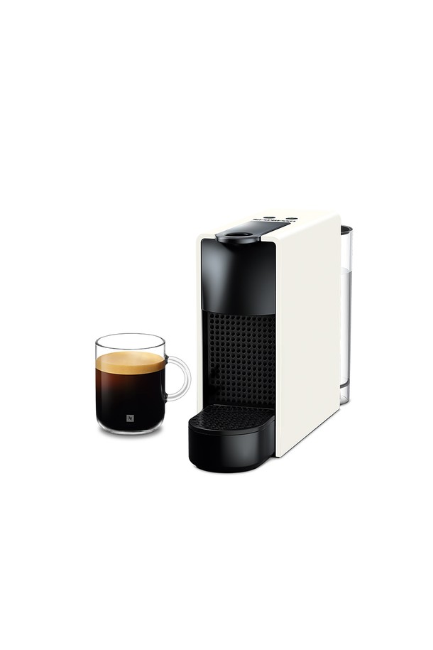에센자 미니 C30 에스프레소 캡슐커피머신 화이트 + 버츄오 머그 컵 세트는 미니멀한 디자인의 가정용 커피 머신입니다. 플라스틱 본체와 강화유리 컵으로 구성되어 있으며, 원터치 작동, 25초 예열, 자동 전원 차단, 에너지 절약 모드 기능을 지원합니다. 600ml 물탱크 용량, 1200W 소비전력으로, 220V/60Hz 전원을 사용하며, 네스프레소 오리지널 캡슐과 호환됩니다. 2가지 컵 사이즈 프로그래밍이 가능하며, 웰컴 캡슐 7개, 스푼이 함께 제공됩니다. 컴팩트한 디자인으로 공간 활용도가 높고, 전문가용 추출 시스템을 통해 풍부한 에스프레소를 즐길 수 있습니다.
