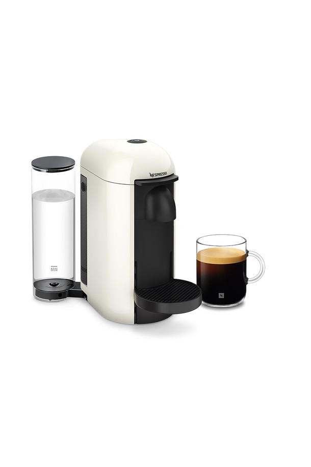 버츄오 플러스 GCB2 (Vertuo Plus GCB2) 에스프레소 캡슐커피머신 화이트 미디엄 머그 컵 세트는 편리하고 풍부한 커피 경험을 제공합니다. 자동 캡슐 인식, 원터치 작동, 자동 전원 차단, 용량 조절 기능으로 간편하게 사용할 수 있습니다. 40초 예열로 빠르게 에스프레소를 추출하며, 1200ml 물탱크 용량으로 넉넉하게 즐길 수 있습니다. 회전식 추출 시스템과 바코드 스캔 시스템, 그리고 높이 조절 가능한 받침대가 특징입니다. 구성품으로는 커피머신, 강화유리 머그컵 2개, 스테인리스 스틸 스푼 2개, 웰컴 캡슐 12개가 포함되어 있습니다.
