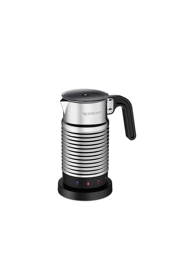 에센자 미니 C30 에스프레소 캡슐커피머신 화이트 + 에어로치노4는 미니멀한 디자인의 화이트 컬러 커피 머신입니다. 25초 예열 및 9분 자동 전원 오프 기능으로 편리하게 사용할 수 있으며, 600ml 물탱크 용량과 5-6개 캡슐 보관함이 내장되어 있습니다. 우유 거품 제조 기능과 4가지 우유 레시피 설정을 통해 다양한 커피 음료를 즐길 수 있으며, 2가지 컵 사이즈 프로그래밍이 가능합니다. 에어로치노4와 함께 제공되어 풍성한 우유 거품을 간편하게 만들 수 있고, 웰컴 캡슐 7개가 포함되어 있어 바로 사용 가능하며 2년 보증을 제공합니다.
