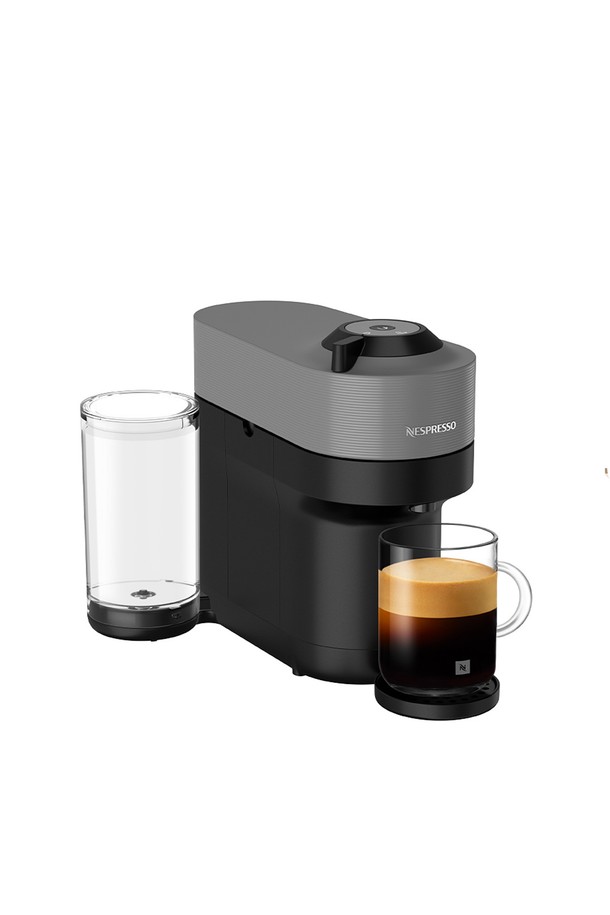 네스프레소 버츄오 팝+ GCV6 에스프레소 캡슐커피머신 다크 그레이는 깊고 풍부한 에스프레소를 간편하게 즐길 수 있는 홈 카페 필수템입니다. 219 x 356 x 265mm의 컴팩트한 사이즈와 약 3.5 ~ 3.6kg의 가벼운 무게로 공간 효율성을 높였으며, 다크 그레이 색상으로 세련된 디자인을 자랑합니다. 750ml 물통 용량, 1300W 소비전력, 30초 예열 시간으로 편리하게 사용할 수 있으며, 바코드 브루잉과 센트리퓨전 회전 추출 방식으로 다양한 컵 사이즈(리스트레토, 에스프레소, 더블 에스프레소, 그랑 룽고, 머그, 알토/XL)를 지원합니다. 아이스 & 라테 모드, 원터치 추출, 절전 모드 등 다양한 기능과 비콥(B Corp) 및 KC 인증을 통해 성능과 안전성을 모두 갖춘 제품입니다.
