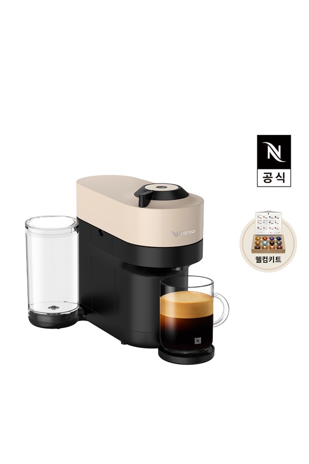 네스프레소 버츄오 팝+ (Vertuo Pop+) GDV6 에스프레소 캡슐커피머신 베이지는 간편하게 고품질 커피를 즐길 수 있는 캡슐 커피 머신입니다. 플라스틱과 재활용 알루미늄 소재를 사용하여 제작되었으며, 750ml 물통 용량과 3.6kg의 가벼운 무게로 편리한 사용성을 제공합니다. 바코드 브루잉(회전 추출) 기능으로 풍부한 크레마를, 30초 예열 및 2분 절전 모드로 효율적인 사용이 가능합니다. 리스토레토부터 XL 사이즈까지 다양한 캡슐 사이즈를 지원하며, KC 안전 인증, 전자파 적합 등록, 비콥(B Corp) 인증을 획득하여 안전성과 친환경성을 더했습니다. 베이지와 블랙 두 가지 색상으로 출시될 예정이며, 2025년 12월에 만나볼 수 있습니다.
