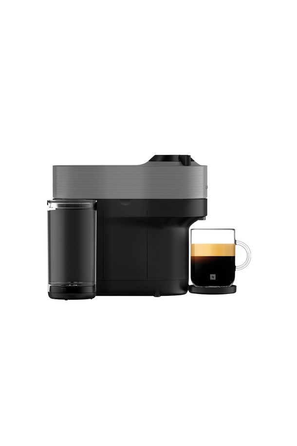 네스프레소 버츄오 팝+ GCV6 에스프레소 캡슐커피머신 다크 그레이는 깊고 풍부한 에스프레소를 간편하게 즐길 수 있는 홈 카페 필수템입니다. 219 x 356 x 265mm의 컴팩트한 사이즈와 약 3.5 ~ 3.6kg의 가벼운 무게로 공간 효율성을 높였으며, 다크 그레이 색상으로 세련된 디자인을 자랑합니다. 750ml 물통 용량, 1300W 소비전력, 30초 예열 시간으로 편리하게 사용할 수 있으며, 바코드 브루잉과 센트리퓨전 회전 추출 방식으로 다양한 컵 사이즈(리스트레토, 에스프레소, 더블 에스프레소, 그랑 룽고, 머그, 알토/XL)를 지원합니다. 아이스 & 라테 모드, 원터치 추출, 절전 모드 등 다양한 기능과 비콥(B Corp) 및 KC 인증을 통해 성능과 안전성을 모두 갖춘 제품입니다.
