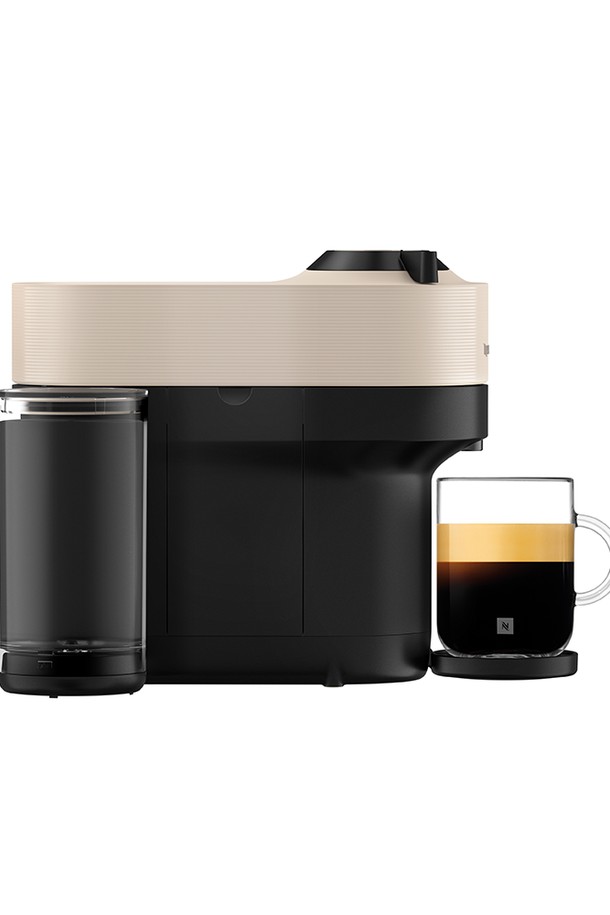 네스프레소 버츄오 팝+ (Vertuo Pop+) GDV6 에스프레소 캡슐커피머신 베이지는 간편하게 고품질 커피를 즐길 수 있는 캡슐 커피 머신입니다. 플라스틱과 재활용 알루미늄 소재를 사용하여 제작되었으며, 750ml 물통 용량과 3.6kg의 가벼운 무게로 편리한 사용성을 제공합니다. 바코드 브루잉(회전 추출) 기능으로 풍부한 크레마를, 30초 예열 및 2분 절전 모드로 효율적인 사용이 가능합니다. 리스토레토부터 XL 사이즈까지 다양한 캡슐 사이즈를 지원하며, KC 안전 인증, 전자파 적합 등록, 비콥(B Corp) 인증을 획득하여 안전성과 친환경성을 더했습니다. 베이지와 블랙 두 가지 색상으로 출시될 예정이며, 2025년 12월에 만나볼 수 있습니다.
