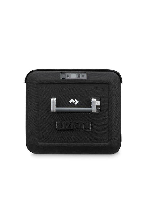 CFX5 95 전용 캠핑 보호커버 케이스는 튼튼한 나일론 소재의 블랙 컬러로 제작되었으며, 라지 사이즈로 넉넉한 수납 공간을 제공합니다. 사각 디자인에 EVA 패널 보강, 4조각 구조로 제작되어 CFX5 95를 안전하게 보호하며, 방수, 통기, 수납 기능을 갖춘 실용적인 제품입니다. 부속품 수납 포켓과 프리미엄 마감, 지퍼형 잠금 방식으로 편리함을 더했으며, 캠핑 활동에 최적화된 보호를 제공합니다.
