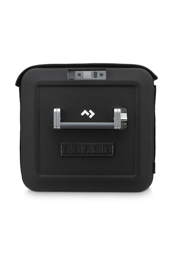 CFX5 75 전용 캠핑 보호커버 케이스는 75L 라지 사이즈의 사각 디자인으로, 캠핑 시 CFX5 75를 안전하게 보호합니다. 블랙 컬러의 나일론 소재로 제작되어 내구성이 뛰어나며, 방수 기능을 갖춰 외부 환경으로부터 내용물을 안전하게 지켜줍니다. 지퍼형 잠금 방식으로 편리하게 여닫을 수 있는 실용적인 캠핑 필수품입니다.
