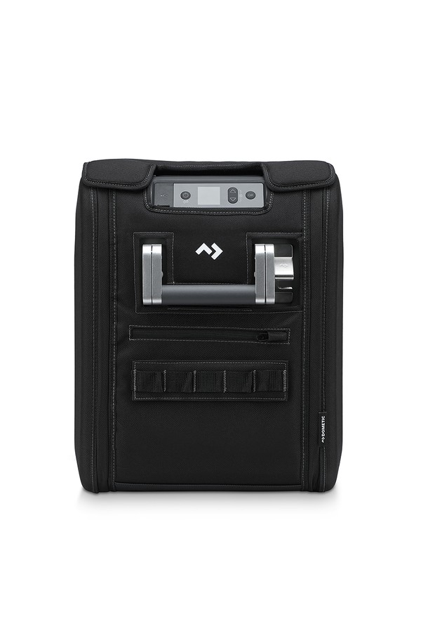 CFX5 25 전용 가방 캠핑 보호커버 케이스는 캠핑 활동 중 CFX5 25를 안전하게 보호해 주는 블랙 색상의 미디엄 사이즈 보호 커버입니다. 나일론과 EVA 소재를 사용하여 방수, 통기, 보온, 충격 흡수 기능을 제공하며, 사각 형태에 4조각 구조 디자인과 수납공간을 갖춰 실용성을 더했습니다. 지퍼형 잠금 방식으로 편리하며, 통기구 설계와 프리미엄 마감으로 내구성을 높인 캠핑 필수품입니다.
