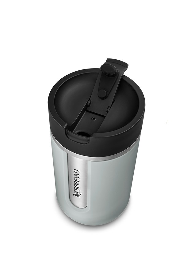 네스프레소(Nespresso) 트래블 머그 라지, 스모키 블루는 여행과 일상에서 음료를 즐기기 위한 실용적인 아이템입니다. 스모키 블루 컬러의 모던한 디자인과 이중벽 구조로 제작되어 보온 및 보냉 기능을 제공하며, 플립형 음용구로 편리하게 사용할 수 있습니다. 스테인리스 스틸, 폴리프로필렌, 실리콘 등 내구성이 뛰어난 소재를 사용하여 제작되었으며, 라지 사이즈로 넉넉한 양의 음료를 담을 수 있습니다. 재활용 소재 90%를 사용하여 환경을 생각했으며, 세척이 용이하고 휴대성이 뛰어나 언제 어디서든 음료를 즐길 수 있는 제품입니다.
