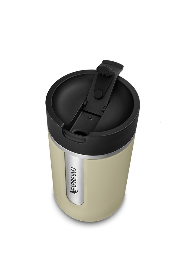 세련된 디자인과 뛰어난 기능성을 갖춘 네스프레소 트래블 머그 스몰, 세이지 그린입니다. 재활용 스테인리스 스틸 90%를 사용하여 환경까지 생각했으며, 모던한 무드의 무지 디자인과 매끄러운 촉감이 특징입니다. 이중 구조로 제작되어 보온 및 보냉 기능이 뛰어나며, 플립형 음용구로 편리하게 사용할 수 있습니다. 여행이나 일상생활에서 음료를 즐기기에 적합하며, 개선된 밀봉력으로 누수 걱정 없이 휴대할 수 있습니다. 세척이 용이하며, 탄산음료, 전자레인지, 냉동 보관은 불가합니다.
