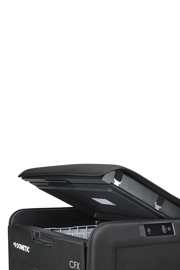 CFX5 55/55IM 전용 캠핑 보호 커버 케이스는 1200D 나일론 소재의 블랙 색상으로 제작되었으며, 사각 형태에 EVA 패널을 더해 충격 보호 기능을 강화했습니다. 4조각 구조 설계와 통기성 설계를 통해 내용물을 안전하게 보호하며, 캠핑 및 아웃도어 활동 시 필요한 보관 기능을 제공합니다. CFX5 55/55IM 모델에 최적화된 사이즈로 제작되어 완벽한 핏을 자랑하며, 추가 수납 공간으로 편리성을 더했습니다.
