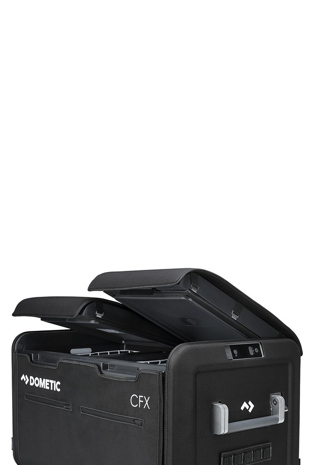 CFX5 35 전용 가방 캠핑 보호커버 케이스 블랙은 1200D 나일론 소재로 제작되어 방수, 보온, 통기, 보호 기능을 제공합니다. 미디엄 사이즈의 사각 형태이며, EVA 패널 보강, 4피스 구조, 수납포켓, 통기구 설계가 특징입니다. 캠핑 및 아웃도어 활동에 적합하며, 뻣뻣한 촉감과 두꺼운 두께로 CFX5 35를 안전하게 보호합니다.
