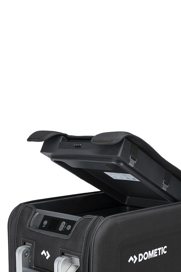 CFX5 25 전용 가방 캠핑 보호커버 케이스는 캠핑 활동 중 CFX5 25를 안전하게 보호해 주는 블랙 색상의 미디엄 사이즈 보호 커버입니다. 나일론과 EVA 소재를 사용하여 방수, 통기, 보온, 충격 흡수 기능을 제공하며, 사각 형태에 4조각 구조 디자인과 수납공간을 갖춰 실용성을 더했습니다. 지퍼형 잠금 방식으로 편리하며, 통기구 설계와 프리미엄 마감으로 내구성을 높인 캠핑 필수품입니다.
