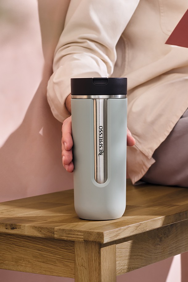 네스프레소(Nespresso) 트래블 머그 라지, 스모키 블루는 여행과 일상에서 음료를 즐기기 위한 실용적인 아이템입니다. 스모키 블루 컬러의 모던한 디자인과 이중벽 구조로 제작되어 보온 및 보냉 기능을 제공하며, 플립형 음용구로 편리하게 사용할 수 있습니다. 스테인리스 스틸, 폴리프로필렌, 실리콘 등 내구성이 뛰어난 소재를 사용하여 제작되었으며, 라지 사이즈로 넉넉한 양의 음료를 담을 수 있습니다. 재활용 소재 90%를 사용하여 환경을 생각했으며, 세척이 용이하고 휴대성이 뛰어나 언제 어디서든 음료를 즐길 수 있는 제품입니다.
