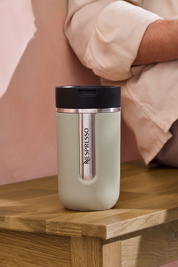 세련된 디자인과 뛰어난 기능성을 갖춘 네스프레소 트래블 머그 스몰, 세이지 그린입니다. 재활용 스테인리스 스틸 90%를 사용하여 환경까지 생각했으며, 모던한 무드의 무지 디자인과 매끄러운 촉감이 특징입니다. 이중 구조로 제작되어 보온 및 보냉 기능이 뛰어나며, 플립형 음용구로 편리하게 사용할 수 있습니다. 여행이나 일상생활에서 음료를 즐기기에 적합하며, 개선된 밀봉력으로 누수 걱정 없이 휴대할 수 있습니다. 세척이 용이하며, 탄산음료, 전자레인지, 냉동 보관은 불가합니다.
