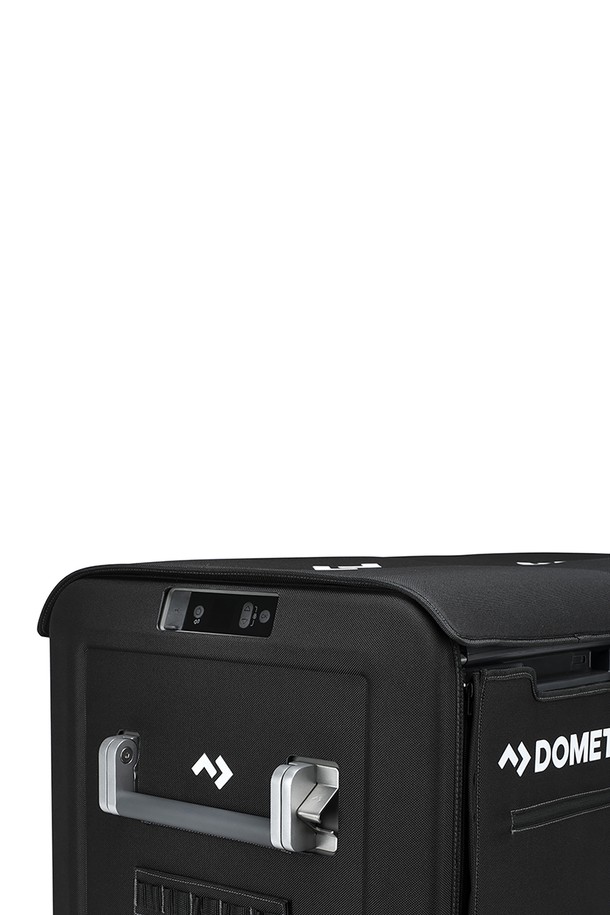 CFX5 75 전용 캠핑 보호커버 케이스는 75L 라지 사이즈의 사각 디자인으로, 캠핑 시 CFX5 75를 안전하게 보호합니다. 블랙 컬러의 나일론 소재로 제작되어 내구성이 뛰어나며, 방수 기능을 갖춰 외부 환경으로부터 내용물을 안전하게 지켜줍니다. 지퍼형 잠금 방식으로 편리하게 여닫을 수 있는 실용적인 캠핑 필수품입니다.
