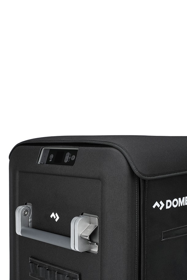 CFX5 55 전용 가방 캠핑 보호커버 케이스는 캠핑 중 CFX5 55 제품을 안전하게 보호해주는 블랙 색상의 라지 사이즈 보호 커버입니다. 방수, 보온, 통기, 보호 기능을 갖춘 나일론 소재로 제작되었으며, 4조각 구조 디자인, 통기구, 부속품 수납공간, EVA 패널 적용, 과열 방지 설계로 실용성을 높였습니다. 햇빛, 먼지, 수분, 충격으로부터 CFX5 시리즈를 안전하게 지켜주는 캠핑 필수품입니다.
