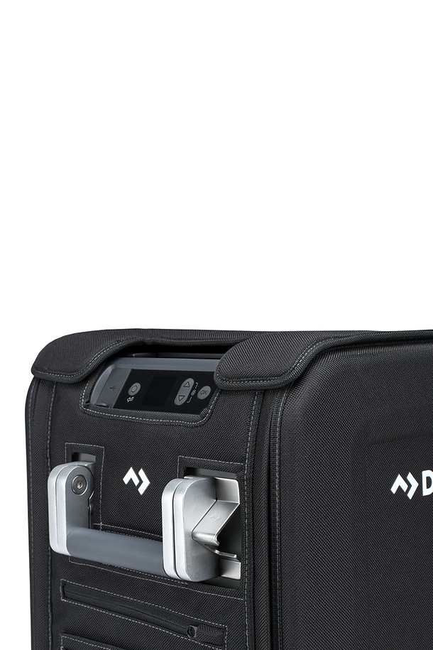 CFX5 25 전용 가방 캠핑 보호커버 케이스는 캠핑 활동 중 CFX5 25를 안전하게 보호해 주는 블랙 색상의 미디엄 사이즈 보호 커버입니다. 나일론과 EVA 소재를 사용하여 방수, 통기, 보온, 충격 흡수 기능을 제공하며, 사각 형태에 4조각 구조 디자인과 수납공간을 갖춰 실용성을 더했습니다. 지퍼형 잠금 방식으로 편리하며, 통기구 설계와 프리미엄 마감으로 내구성을 높인 캠핑 필수품입니다.
