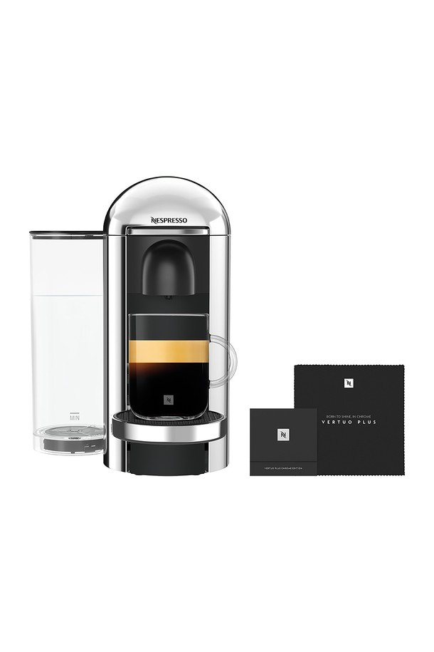 네스프레소 버츄오 플러스 GCB2 (Nespresso Vertuo Plus GCB2) 에스프레소 캡슐커피머신 크롬 에디션은 크롬 색상의 세련된 디자인으로 가정용으로 적합합니다. 자동 오픈/클로즈 기능, 바코드 브루잉 시스템을 통해 간편하게 에스프레소를 즐길 수 있으며, 40초 예열로 빠르게 사용 가능합니다. 리스트레토(25ml), 에스프레소(40ml), 더블 에스프레소(80ml), 그랑 룽고(150ml), 머그(230ml) 등 다양한 추출 용량을 지원하며, 1.8L 물통 용량과 14~10개의 캡슐을 보관할 수 있습니다. 9분 자동 전원 꺼짐과 에너지 절약 모드를 통해 더욱 편리하고 경제적이며, 전용 폴리싱 천으로 관리할 수 있습니다. 
