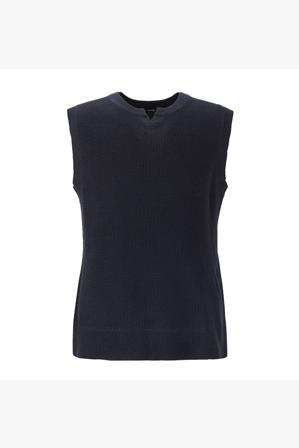 네이비 컬러의 남성 와플 니트 베스트(HX9VE30)입니다. 부드러운 촉감의 니트 소재로 제작되어 봄, 가을 간절기에 활용하기 좋으며, 라운드 넥과 레귤러핏 디자인으로 편안한 착용감을 선사합니다. 와플 패턴이 돋보이는 캐주얼하고 베이직한 스타일로, 다양한 룩에 미니멀하게 매치하기 좋습니다. 민소매 디자인으로 활동성을 높였으며, 어떤 스타일에도 자연스럽게 어울립니다.
