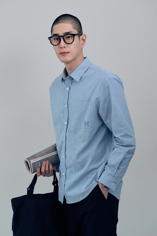 남성 베이직 옥스포드 셔츠(HA2LS90)는 일상과 비즈니스 캐주얼에 모두 잘 어울리는 옥스포드 셔츠입니다. 부드러운 면 소재로 제작되어 봄, 가을에 편안하게 착용할 수 있으며, 레귤러핏과 차이나칼라 디자인으로 깔끔한 실루엣을 연출합니다. 베이직하고 캐주얼한 스타일을 추구하는 남성분들께 적합하며, 출근룩에도 활용하기 좋습니다. 무지 패턴의 긴소매 셔츠로, 미니멀, 클래식, 캐주얼 등 다양한 스타일을 연출할 수 있습니다.
