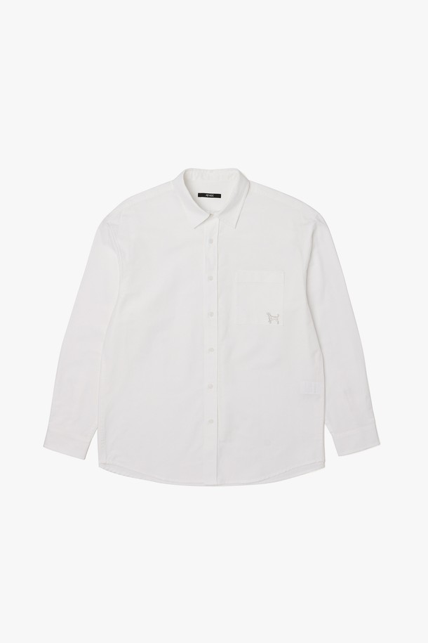 남성 베이직 옥스포드 셔츠(HA2LS90)는 얇은 두께감으로 봄, 여름, 가을에 시원하게 착용 가능한 셔츠입니다. 부드러운 면 소재에 레귤러핏으로 제작되어 편안한 착용감을 제공하며, 베이직한 디자인으로 다양한 스타일 연출이 용이합니다. 차이나 칼라와 긴 소매 기장으로 클래식하면서도 미니멀한 무드를 더해줍니다. "출근룩" 또는 "비즈니스 캐주얼" 스타일은 물론, 캐주얼한 코디에도 잘 어울려 활용도가 높습니다. 무지 패턴의 화이트 컬러로 깔끔하고 세련된 느낌을 선사합니다.
