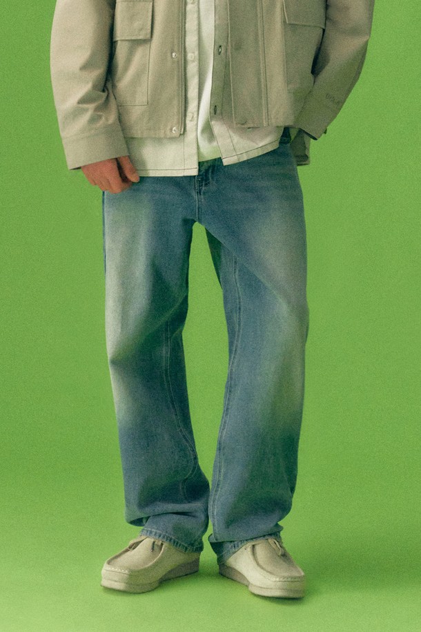 남녀공용 뉴테이퍼드핏 데님 팬츠[INDIGO](UB2DP80_04)는 캐주얼, 미니멀, 클래식 스타일을 아우르는 데님 팬츠입니다. 봄, 가을에 적합하며, 일상에서 편안하게 착용할 수 있습니다. 인디고 컬러의 무지 디자인으로 어떤 상의와도 쉽게 매치할 수 있습니다. 슬림하게 떨어지는 테이퍼드핏으로 다리가 길어 보이는 효과를 줍니다. 데님 소재 특유의 견고함과 자연스러운 멋을 느낄 수 있는 아이템입니다.
