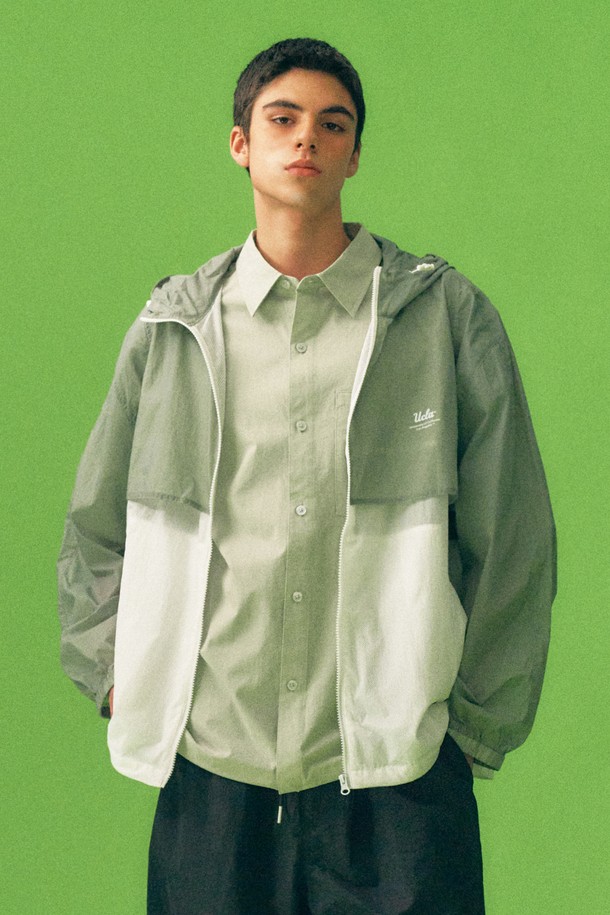 남녀공용 절개 배색 초경량 윈드레이커 재킷[MINT](UB3UJ5A_61)은 일상과 스포츠 활동에 모두 적합한 윈드브레이커입니다. 가볍고 부드러운 나일론 소재를 사용하여 봄, 여름 시즌에 쾌적하게 착용할 수 있으며, 레귤러 핏으로 편안한 착용감을 제공합니다. 민트 컬러와 절개 디테일, 배색 디자인이 스포티하면서도 캐주얼한 스타일을 연출합니다. 집업 스타일과 긴 소매 기장으로 활동성을 높였으며, 방풍 기능을 갖춰 변덕스러운 날씨에도 유용합니다.
