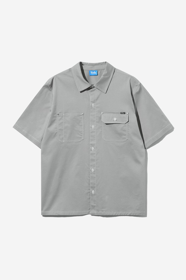 남녀공용 코튼 혼방 트윌 반소매 워크셔츠[카키]는 일상과 여행 시 편안하게 착용할 수 있는 캐주얼 스타일의 셔츠입니다. 면, 폴리에스터, 폴리우레탄 혼방 소재로 제작되어 부드러운 촉감을 선사하며, 얇은 두께감으로 여름철 시원하게 입을 수 있습니다. 셔츠칼라 디자인에 세미오버핏으로 편안한 착용감을 제공하며, 양쪽 포켓 디자인으로 포인트를 더했습니다. 트윌 패턴과 카키 컬러로 캐주얼, 미니멀, 워크웨어 스타일을 연출하기 좋습니다. 약간의 비침이 있을 수 있으며, 신축성은 거의 없습니다.

