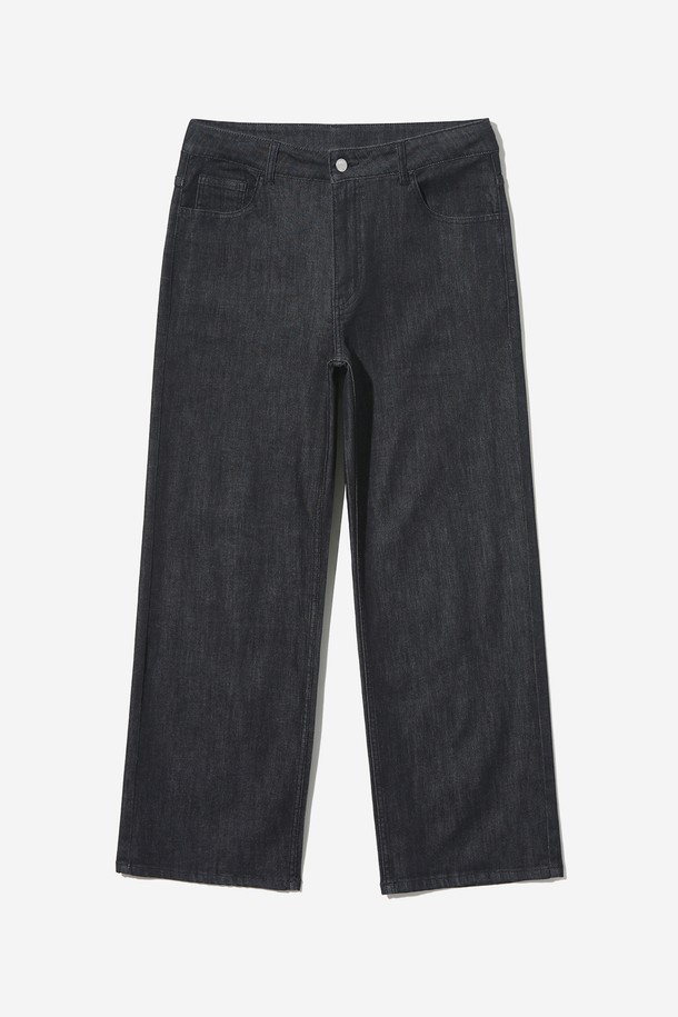 남녀공용 와이드핏 모노톤 데님 팬츠입니다. 면, 폴리에스테르, 폴리우레탄 혼방 소재로 제작되어 부드러운 촉감과 편안한 착용감을 선사하며, 얇은 두께감으로 봄, 여름, 가을, 겨울 사계절 내내 활용하기 좋습니다. 루즈핏에 긴 기장, 무지 패턴과 블랙 컬러, 뒷포켓의 포인트 라벨로 베이직하면서도 세련된 스타일을 연출합니다.
