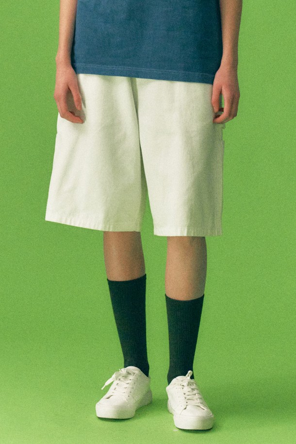 남녀공용 버뮤다 카펜터 데님 팬츠[O-WHITE](UB4DH81_33)는 캐주얼, 미니멀, 워크웨어 스타일을 아우르는 데님 반바지입니다. 봄, 여름 시즌에 적합하며, 무지 디자인에 루즈핏으로 편안함을 강조했습니다. 화이트 컬러의 데님 소재로 제작되었으며, 카펜터 디테일이 돋보이는 디자인입니다. 밴딩 없이 허리 라인을 잡아주어 깔끔한 핏을 연출합니다. 데일리룩에 활용하기 좋은 실용적인 아이템입니다.
