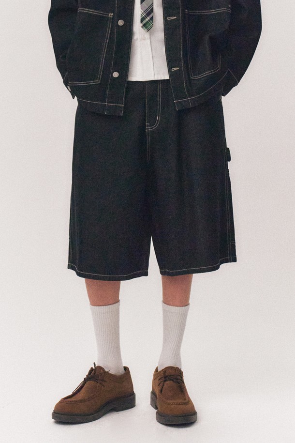 남녀공용 버뮤다 카펜터 데님 팬츠[BLACK](UB4DH81_39)는 캐주얼, 워크웨어, 미니멀 스타일을 아우르는 데님 반바지입니다. 봄, 여름에 착용하기 좋으며, 레귤러핏으로 편안한 착용감을 선사합니다. 블랙 컬러의 무지 디자인에 카펜터 디테일이 더해져 포인트를 줍니다. 뻣뻣한 촉감의 데님 소재로 제작되었으며, 밴딩은 없습니다. 일상복으로 활용하기 좋은 아이템입니다.

