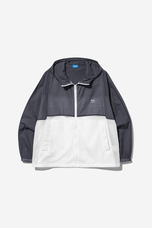 남녀공용 절개 배색 초경량 윈드레이커 재킷[DK-GREY](UB3UJ5A_36)은 다크그레이와 화이트 배색으로 스포티하고 캐주얼한 스타일을 연출합니다. 봄, 가을 시즌에 적합하며, 일상과 스포츠 활동 모두에 활용 가능한 윈드브레이커입니다. 가볍고 시원한 착용감을 제공하는 나일론 소재로 제작되었으며, 초경량 및 방풍 기능을 갖춰 활동성을 높였습니다. 레귤러핏에 집업 스타일로 편안하게 착용 가능하며, 절개 디테일이 돋보이는 디자인입니다. 산책, 러닝, 여행 등 다양한 TPO에 미니멀하게 코디할 수 있습니다.

