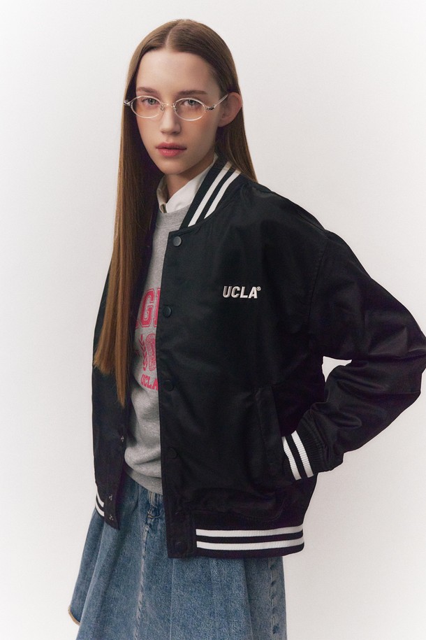 **남녀공용 스트릿 프레피 바시티 재킷[BLACK](UB3UJ82_39)**

남녀공용으로 제작된 블랙 컬러의 바시티 재킷입니다. 일상생활에서 편안하게 착용할 수 있으며, 봄, 가을에 어울리는 두께감으로 제작되었습니다. 스트릿과 프레피 스타일을 동시에 연출할 수 있으며, 레귤러핏으로 제작되어 활동성을 높였습니다. 긴 소매와 집업 스타일, 리브 디테일로 포인트를 주어 세련된 디자인을 완성했습니다. 무지 패턴으로 다양한 스타일과 쉽게 매치할 수 있습니다.
