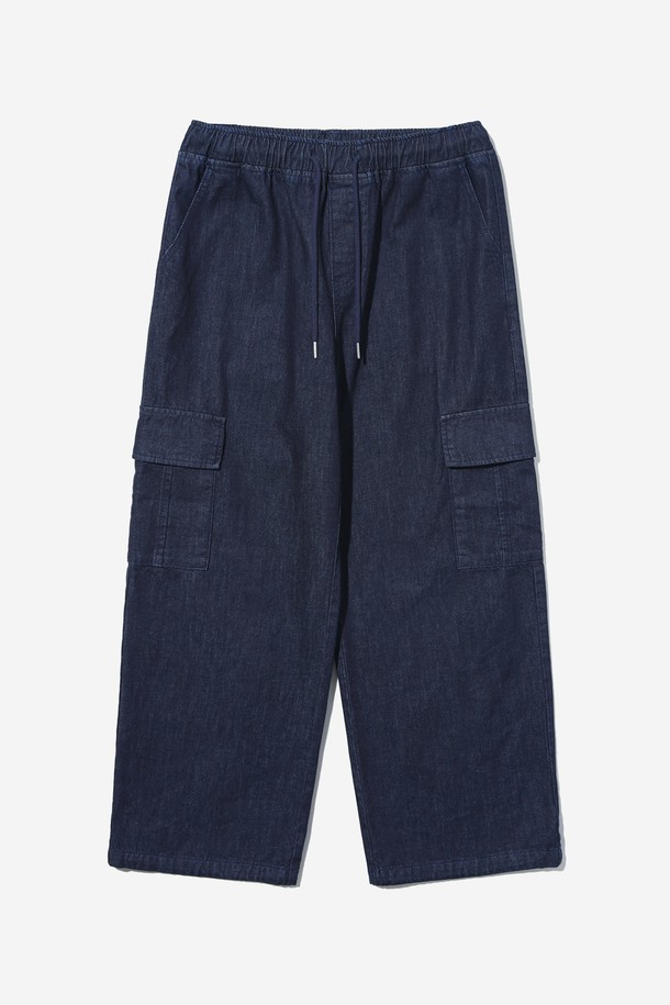 남녀공용 풀밴딩 와이드 카고 데님 팬츠[DK-INDIGO](UB3DP84_07)는 캐주얼, 미니멀, 워크웨어 스타일을 아우르는 데님 팬츠입니다. 인디고 컬러의 데님 소재로 제작되었으며, 봄, 여름, 가을 3계절 모두 활용 가능합니다. 허리 전체가 밴딩 처리되어 편안한 착용감을 제공하며, 와이드핏으로 트렌디한 실루엣을 연출합니다. 카고 포켓 디테일이 더해져 실용성을 높였으며, 무지 디자인으로 다양한 상의와 매치하기 용이합니다. 일상생활에서 편안하고 스타일리시하게 즐겨 입을 수 있는 아이템입니다.
