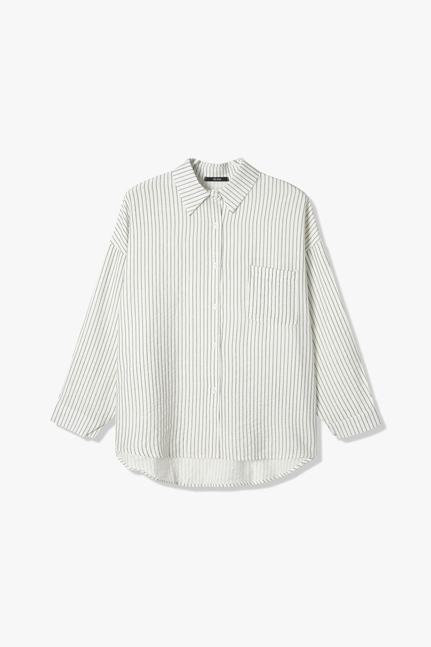 **여성 스트라이프 베이직 셔츠(HB3LS51)**는 부드러운 촉감의 면과 폴리에스터 혼방 소재로 제작되어 봄, 여름, 가을에 착용하기 좋은 긴 소매 셔츠입니다. 아이보리, 베이지 두 가지 색상으로 출시되었으며, 베이직한 스트라이프 패턴과 컴포트핏 또는 세미 루즈핏으로 편안하게 착용할 수 있습니다. 밝은 컬러의 경우 약간의 비침이 있을 수 있으며, 신축성은 거의 없습니다.
