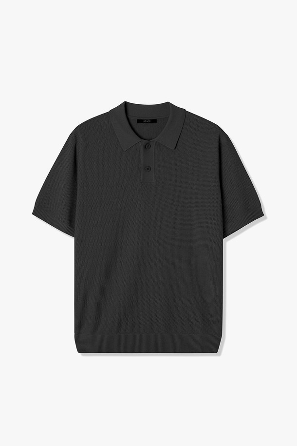 남성용 썸머 반팔 카라 니트(HB4SKA1)는 시원한 여름철 일상복으로 적합한 블랙 컬러의 레귤러핏 니트입니다. 폴리에스테르와 레이온 혼방의 얇은 두께감으로 제작되었으며, 꼬임사 원단을 사용하여 통기성을 높였습니다. 베이직한 디자인에 카라넥과 반소매 디테일이 돋보이며, 백화점에서도 동시 판매되는 상품입니다.
