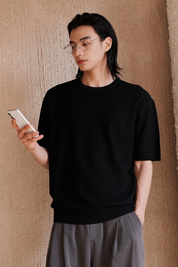 **남성 썸머 베이직 라운드 니트(HB4SKA3)는** 레이온과 폴리에스터 혼방 소재로 제작되어 부드러운 촉감과 시원한 착용감을 제공하는 여름철 데일리 니트입니다. 컴포터블핏의 레귤러 기장 반소매 라운드넥 디자인으로, 크림, LT-BEIGE, BLACK, BLUE 4가지 기본 컬러로 출시되었습니다. 얇은 두께의 니트 소재이며, 강연사를 사용하여 제작되었으며, 밝은 컬러는 비침이 있을 수 있습니다.
