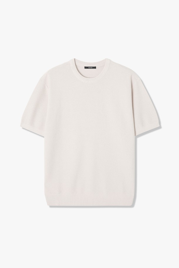 "남성 썸머 베이직 라운드 니트(HB4SKA3)"는 레이온과 폴리에스터 혼방 소재로 제작되어 부드러운 촉감을 선사하며, 얇은 두께감으로 여름철 시원하게 착용하기 좋습니다. 레귤러 핏에 반소매 기장, 라운드넥 디자인으로 어떤 스타일에도 쉽게 매치할 수 있으며, 크림, 라이트베이지, 블랙, 블루 등 베이직한 4가지 컬러로 출시되었습니다. 트위스트 원사를 사용하여 은은한 포인트를 더했으며, 밝은 색상은 비침이 있을 수 있습니다.
