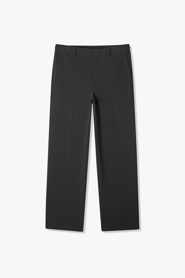 **남성 세미 와이드핏 팬츠(HBRLP01)**는 미니멀하고 베이직한 스타일을 추구하는 남성을 위한 사계절용 정장 바지입니다. 블랙 컬러의 무지 디자인으로, 출근룩, 오피스룩, 비즈니스 캐주얼 등 다양한 TPO에 활용 가능합니다. T/R 소재를 사용하여 부드러운 촉감을 제공하며, 세미 와이드핏으로 편안하면서도 세련된 실루엣을 연출합니다. 밴딩 없이 깔끔하게 떨어지는 긴 기장의 바지로, 미니멀, 클래식, 시크한 스타일을 선호하는 고객에게 추천합니다.
