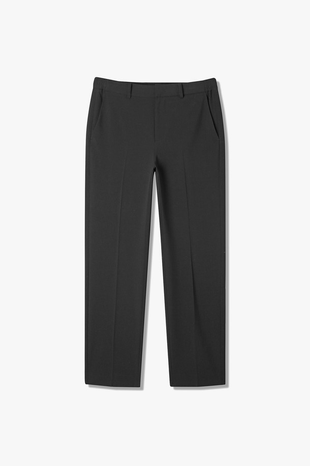 남성 T/R 테이퍼드 팬츠(HBRLP02)는 부드러운 촉감의 레이온, 폴리에스터, 폴리우레탄 혼방 소재로 제작되어 편안한 착용감을 제공합니다. 블랙 컬러의 무지 디자인으로, 베이직하면서도 비즈니스 캐주얼 스타일을 연출하기 좋습니다. 스탠다드핏으로 제작되었으며, 사이드 밴딩과 스판 소재를 사용하여 활동성을 높였습니다. 사계절 활용 가능한 긴 기장의 테이퍼드 핏 슬랙스로, 오피스룩, 출근룩 등 다양한 TPO에 적합합니다. 클래식, 미니멀, 캐주얼 스타일을 즐겨 입는 남성분들에게 추천합니다.
