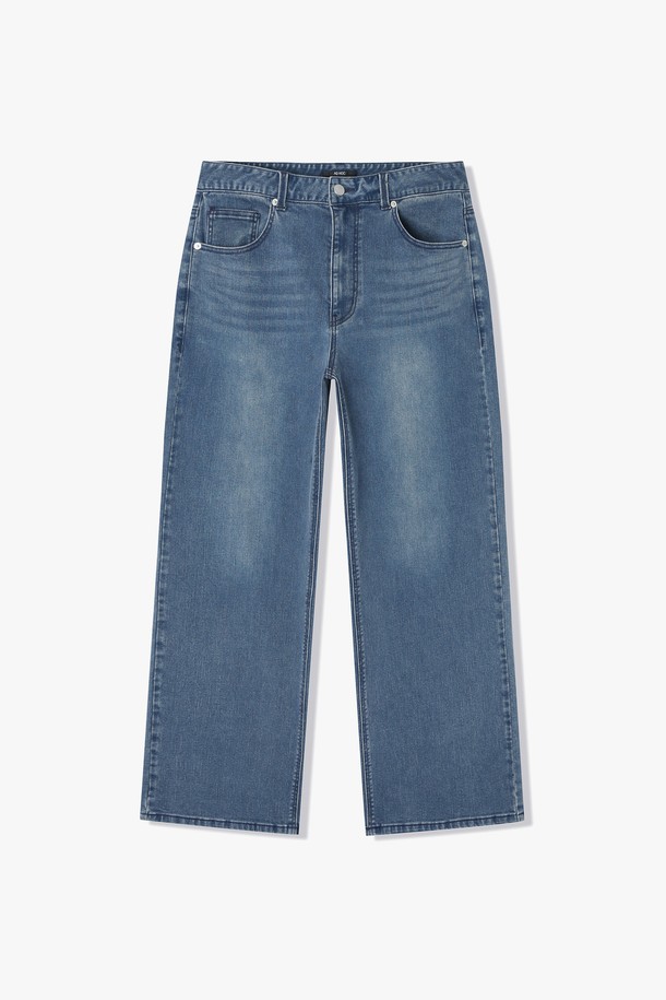 남성 와이드핏 데님 팬츠(HB3DP02)는 면, 폴리에스터, 폴리우레탄 혼방 소재로 제작되어 편안한 착용감을 선사합니다. B-INDIGO 컬러의 무지 디자인에 과하지 않은 진청 워싱으로 캐주얼한 스타일을 연출하며, 오각형 후면 포켓과 스티치 디테일이 돋보입니다. 봄, 여름, 가을, 겨울 사계절 활용 가능한 긴 기장의 와이드핏 바지로, 실용적인 디자인이 특징입니다.
