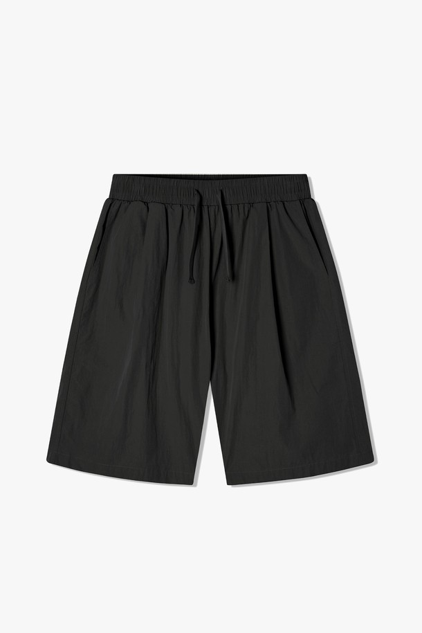 남성용 풀밴딩 버뮤다 쇼츠(HB4SP06)는 편안한 착용감을 제공하는 캐주얼 스타일의 반바지입니다. 레귤러핏으로 제작되어 활동성을 높였으며, 여름철 일상복으로 적합합니다. 블랙 색상에 무지 디자인으로 어떤 상의와도 쉽게 매치할 수 있습니다.
