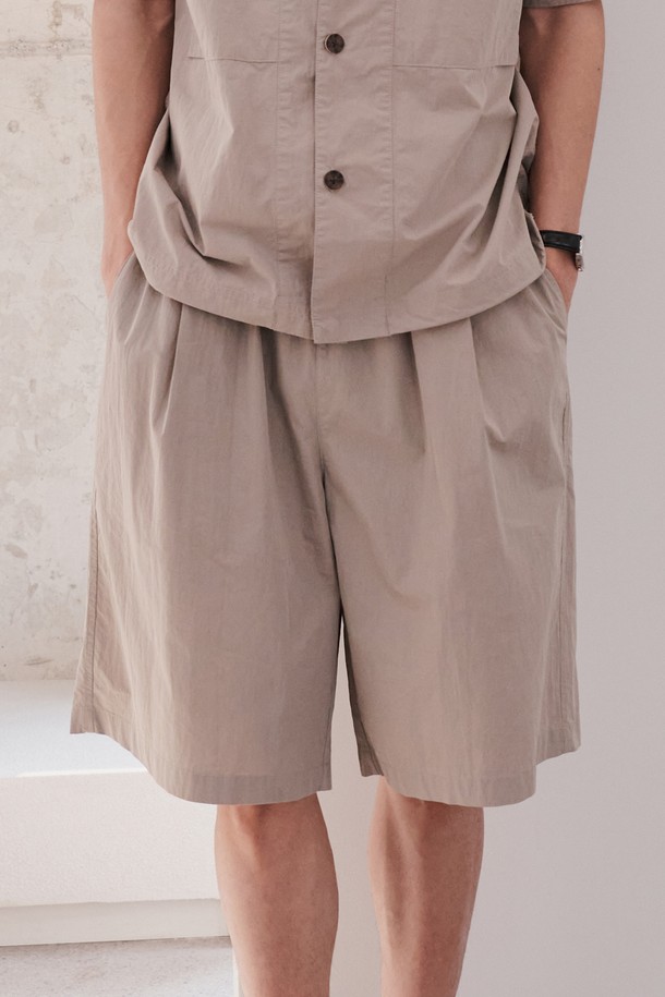 베이직하고 캐주얼한 스타일의 남성용 버뮤다 쇼츠입니다. 허리 전체 밴딩으로 편안한 착용감을 제공하며, 레귤러 핏으로 제작되어 활동성을 높였습니다. 무지 디자인에 포켓 디테일이 더해져 활용도를 높인 여름철 필수 아이템입니다.
